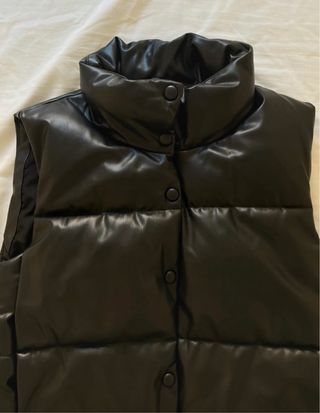 Chaleco acolchado efecto piel Zara