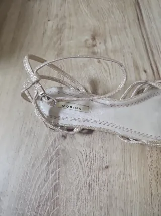 Sandalias plateadas con tiras