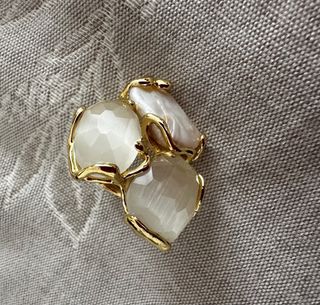 Anillo piedras doradas y rosas