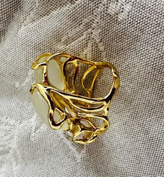 Anillo piedras doradas y rosas