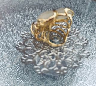 Anillo piedras doradas y rosas