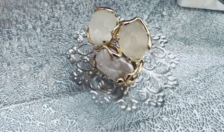 Anillo piedras doradas y rosas