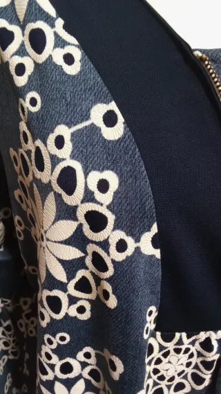 Blusa azul y blanca con cremallera