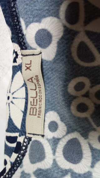 Blusa azul y blanca con cremallera