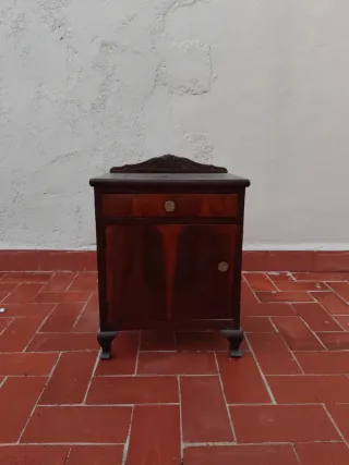 Mesita de noche retro de madera