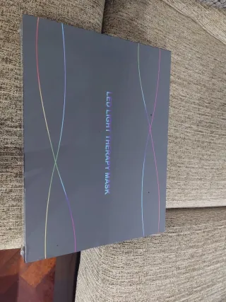 Mascarilla Facial LED Korons Negra y Dorada nyeva