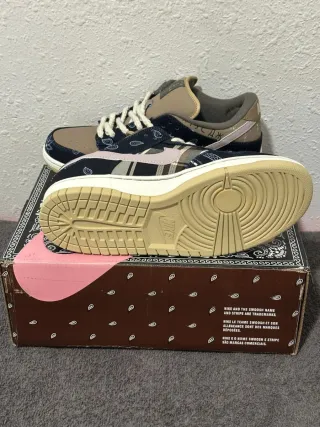 Caja Nike SB Travis Scott Jordan 1 Low