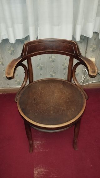 Silla antigua de madera