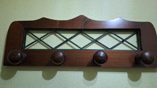 Perchero de madera con detalles metálicos
