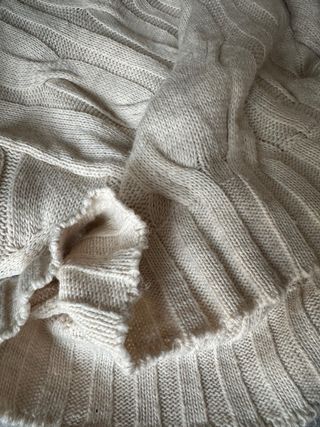 Jersey de punto trenzado color beige