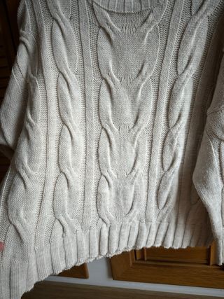 Jersey de punto trenzado color beige