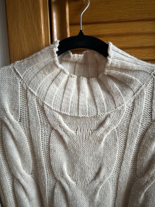 Jersey de punto trenzado color beige