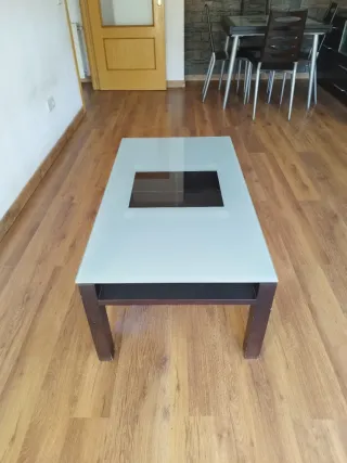 Mesa de centro elevable de cristal y madera wengué