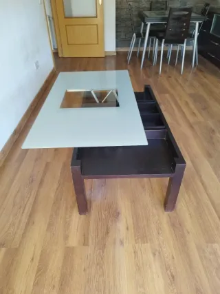 Mesa de centro elevable de cristal y madera wengué