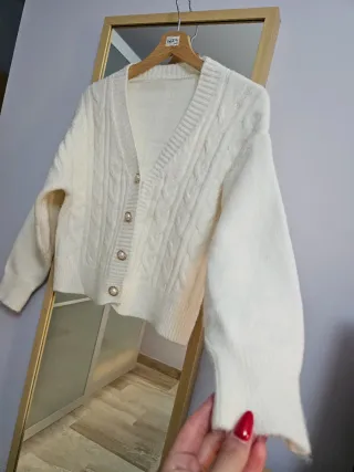 Jersey blanco trenzado con botones dorados