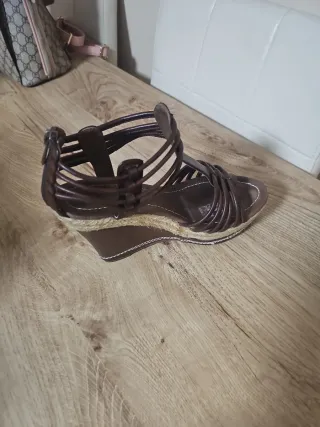 Sandalias cuña marrón