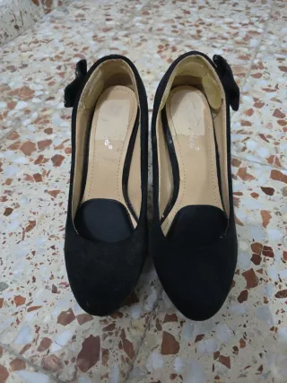 Zapatos de tacón negros con lazo