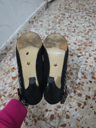 Zapatos de tacón negros con lazo