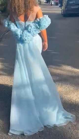 Vestido de fiesta azul y plateado