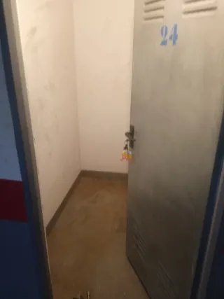 Trastero pequeño con luz y enchufe