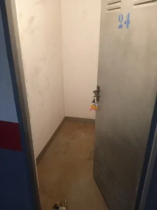 Trastero pequeño con luz y enchufe