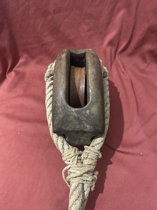 Polea de barco antigua de madera