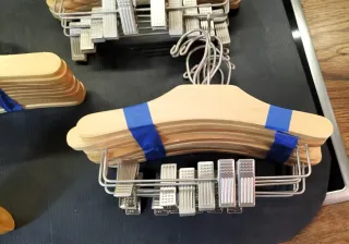 Lote de perchas de madera y metal