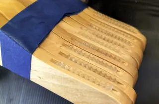 Lote de perchas de madera y metal