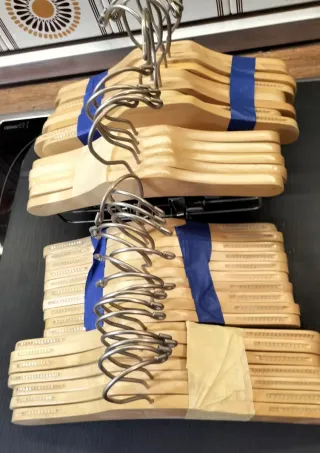 Lote de perchas de madera y metal