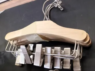 Lote de perchas de madera y metal