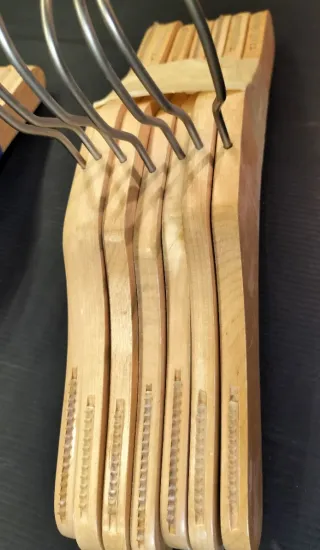 Lote de perchas de madera y metal