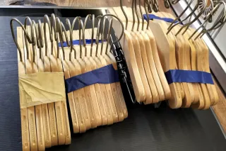 Lote de perchas de madera y metal