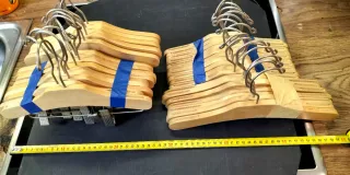 Lote de perchas de madera y metal