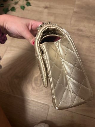 Bolso estilo Chanel acolchado dorado y plateado