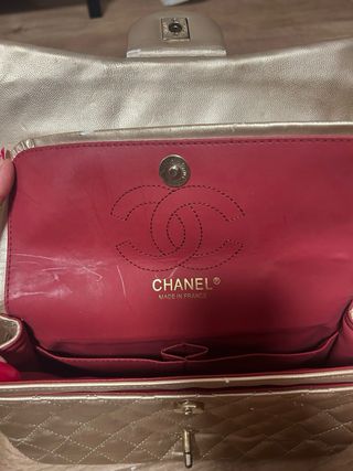 Bolso estilo Chanel acolchado dorado y plateado