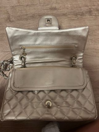Bolso estilo Chanel acolchado dorado y plateado