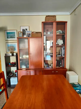 Mesa, Sillas y Vitrinas de Madera