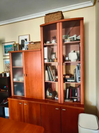 Mesa, Sillas y Vitrinas de Madera