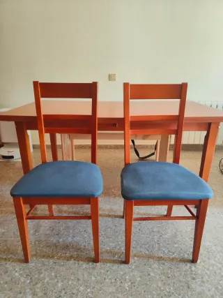 Mesa, Sillas y Vitrinas de Madera