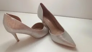 Zapatos de tacón plateados y rosas