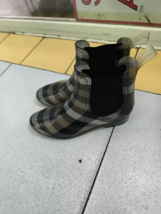 Botas de agua a cuadros beige y negro