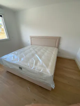 Canapé abatible blanco y colchón gris