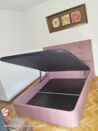 Canapé abatible blanco y colchón gris