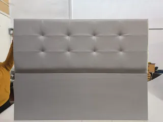 Canapé abatible blanco y colchón gris