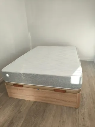 Canapé abatible blanco y colchón gris