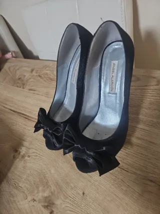 Zapatos de tacón negros con lazo. Angel Alarcon