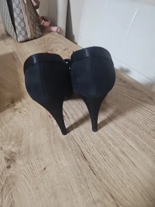 Zapatos de tacón negros con lazo. Angel Alarcon