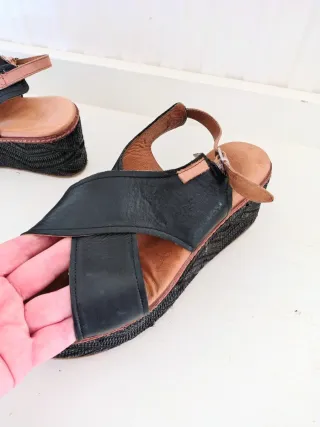 Sandalias Carmela Cuña Piel Negra Marrón