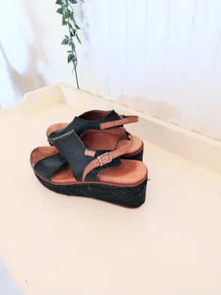 Sandalias Carmela Cuña Piel Negra Marrón