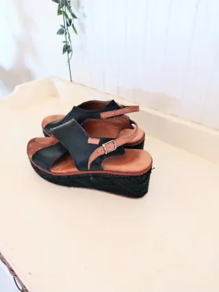 Sandalias Carmela Cuña Piel Negra Marrón